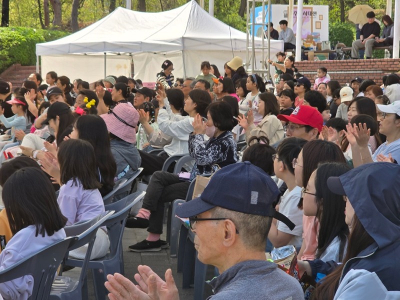 야외공연시민.jpg